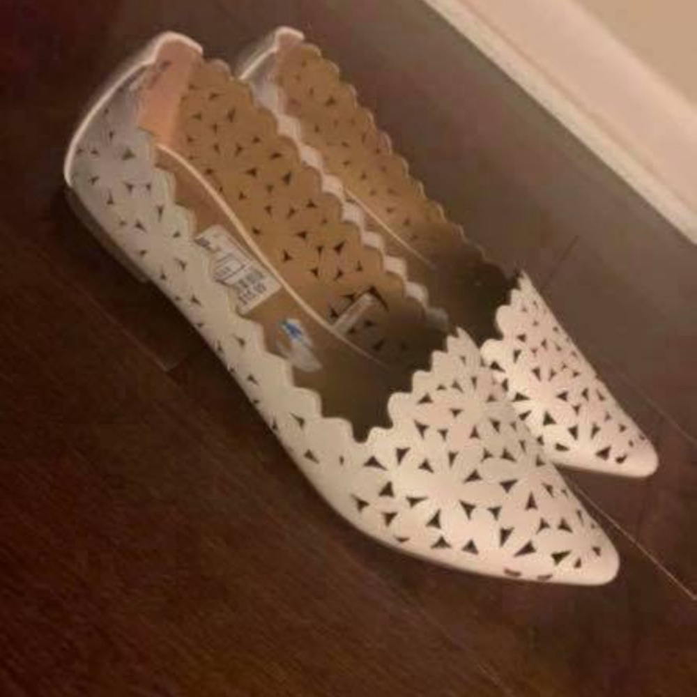 Woman’s white flats 10